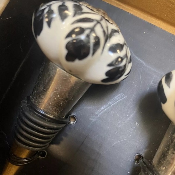 Casa Decor Set of 2 Bottle Stoppers Black & White Floral Wine Corks Bar NEW - Picture 3 of 7